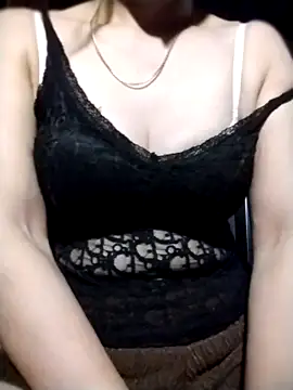 Snapshot of YiyinLy chatting on 16, 10, 2025 YiyinLy online show from 16, 10, 2025