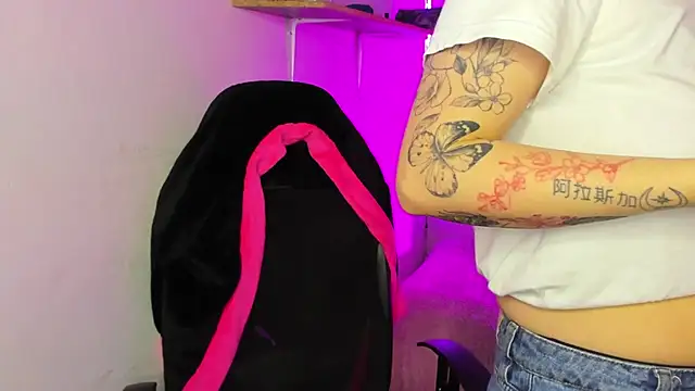 Emily Lindey online show from 14, 12, 2025