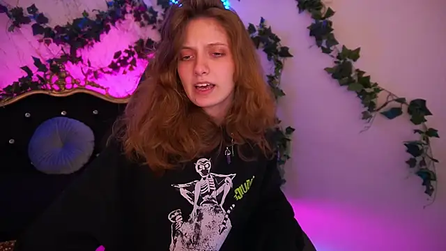 Snapshot of CuteeFoxy chatting on 4, 11, 2025 CuteeFoxy online show from 4, 11, 2025