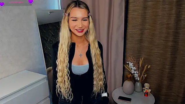 Snapshot of RosaleeSalm chatting on 20, 10, 2025 RosaleeSalm online show from 20, 10, 2025