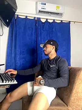 Snapshot of Kylian_Alessandro chatting on 3, 11, 2025 Kylian Alessandro online show from 3, 11, 2025