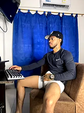 Snapshot of Kylian_Alessandro chatting on 4, 11, 2025 Kylian Alessandro online show from 4, 11, 2025