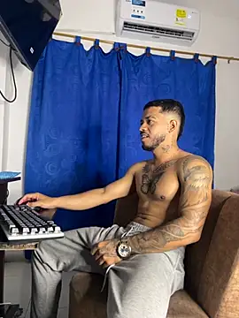 Snapshot of Kylian_Alessandro chatting on 9, 11, 2025 Kylian Alessandro online show from 9, 11, 2025