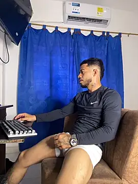 Snapshot of Kylian_Alessandro chatting on 12, 11, 2025 Kylian Alessandro online show from 12, 11, 2025