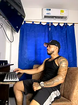 Snapshot of Kylian_Alessandro chatting on 15, 11, 2025 Kylian Alessandro online show from 15, 11, 2025