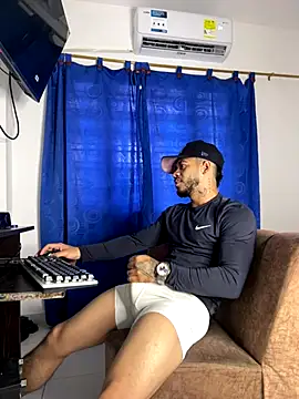 Snapshot of Kylian_Alessandro chatting on 18, 11, 2025 Kylian Alessandro online show from 18, 11, 2025