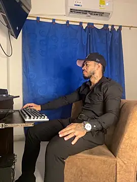 Snapshot of Kylian_Alessandro chatting on 25, 11, 2025 Kylian Alessandro online show from 25, 11, 2025