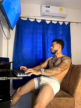 Snapshot of Kylian_Alessandro chatting on 30, 11, 2025 Kylian Alessandro online show from 30, 11, 2025