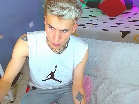 Snapshot of Latin_boysxxxx chatting on 10, 11, 2025 Latin boysxxxx online show from 10, 11, 2025