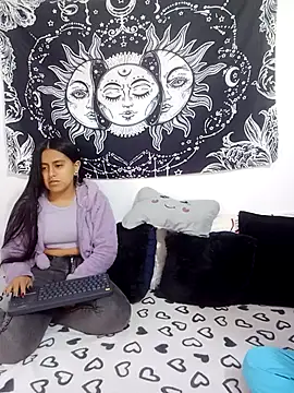 Snapshot of abby_n_emily chatting on 28, 10, 2025 abby n emily online show from 28, 10, 2025