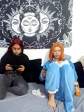 Snapshot of abby_n_emily chatting on 14, 11, 2025 abby n emily online show from 14, 11, 2025