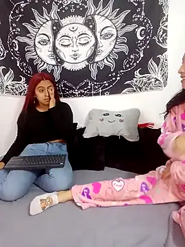 Snapshot of abby_n_emily chatting on 17, 11, 2025 abby n emily online show from 17, 11, 2025