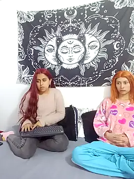 Snapshot of abby_n_emily chatting on 20, 11, 2025 abby n emily online show from 20, 11, 2025