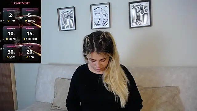 Snapshot of Sweet_Bella_Valery chatting on 24, 10, 2025 Sweet Bella Valery online show from 24, 10, 2025