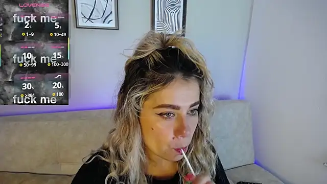 Snapshot of Sweet_Bella_Valery chatting on 6, 11, 2025 Sweet Bella Valery online show from 6, 11, 2025