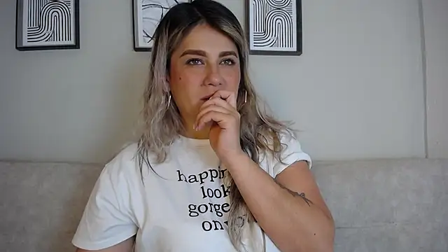 Snapshot of Sweet_Bella_Valery chatting on 27, 11, 2025 Sweet Bella Valery online show from 27, 11, 2025