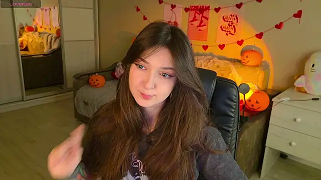 Snapshot of BellaSink chatting on 4, 11, 2025 BellaSink online show from 4, 11, 2025