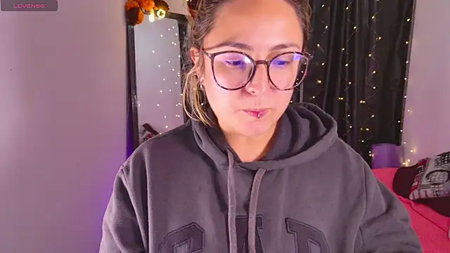 Snapshot of Rhosynn chatting on 29, 10, 2025 Rhosynn online show from 29, 10, 2025