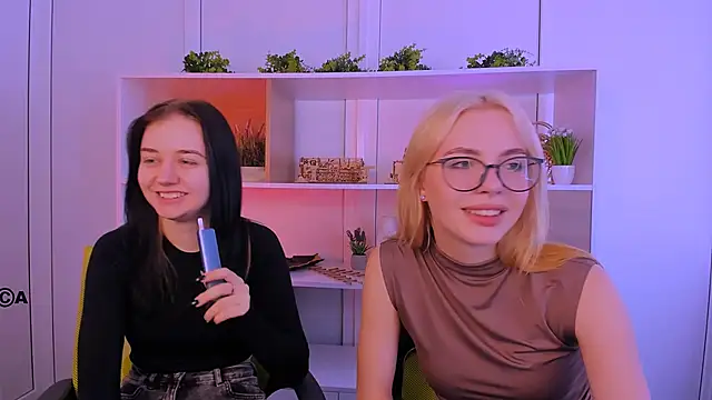 Snapshot of miki_ti chatting on 26, 10, 2025 miki ti online show from 26, 10, 2025