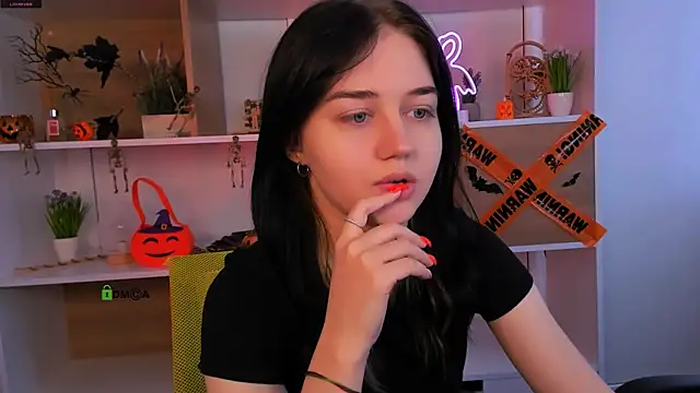 Snapshot of miki_ti chatting on 30, 10, 2025 miki ti online show from 30, 10, 2025