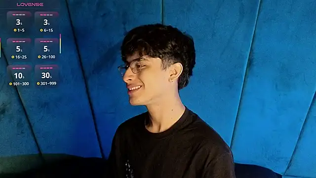 Snapshot of Aaron_Eze chatting on 24, 10, 2025 Aaron Eze online show from 24, 10, 2025