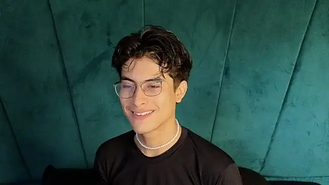 Snapshot of Aaron_Eze chatting on 31, 10, 2025 Aaron Eze online show from 31, 10, 2025