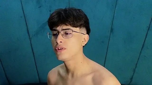 Snapshot of Aaron_Eze chatting on 6, 11, 2025 Aaron Eze online show from 6, 11, 2025