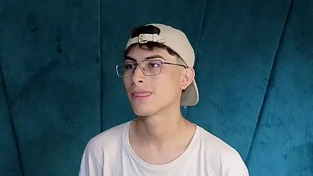 Snapshot of Aaron_Eze chatting on 8, 11, 2025 Aaron Eze online show from 8, 11, 2025