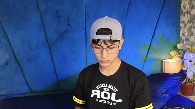 Snapshot of Aaron_Eze chatting on 16, 11, 2025 Aaron Eze online show from 16, 11, 2025