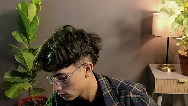 Snapshot of Aaron_Eze chatting on 17, 11, 2025 Aaron Eze online show from 17, 11, 2025