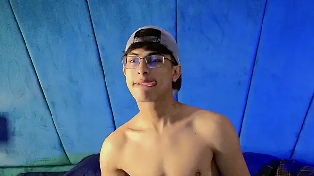 Snapshot of Aaron_Eze chatting on 18, 11, 2025 Aaron Eze online show from 18, 11, 2025