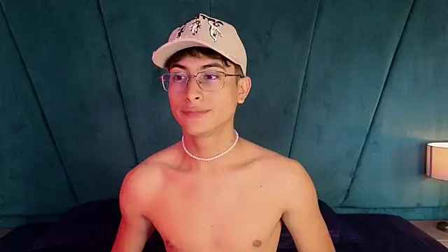 Snapshot of Aaron_Eze chatting on 21, 11, 2025 Aaron Eze online show from 21, 11, 2025