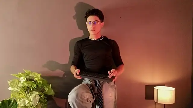 Snapshot of Aaron_Eze chatting on 26, 11, 2025 Aaron Eze online show from 26, 11, 2025