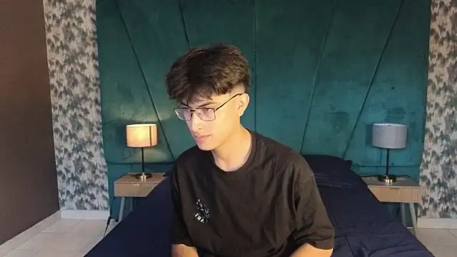 Snapshot of Aaron_Eze chatting on 29, 11, 2025 Aaron Eze online show from 29, 11, 2025