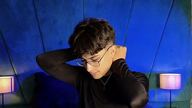 Snapshot of Aaron_Eze chatting on 2, 12, 2025 Aaron Eze online show from 2, 12, 2025