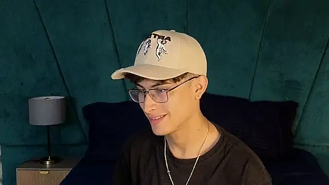 Snapshot of Aaron_Eze chatting on 3, 12, 2025 Aaron Eze online show from 3, 12, 2025