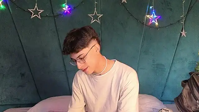 Snapshot of Aaron_Eze chatting on 13, 12, 2025 Aaron Eze online show from 13, 12, 2025