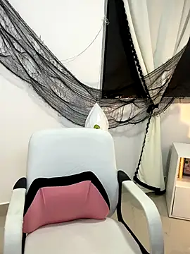 Snapshot of kit_katt chatting on 19, 10, 2025 kit katt online show from 19, 10, 2025