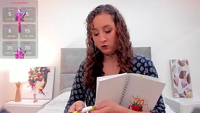 Snapshot of SharonMartini chatting on 4, 11, 2025 SharonMartini online show from 4, 11, 2025