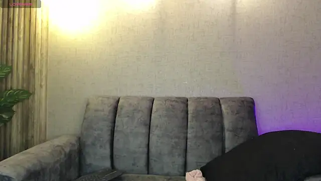 Snapshot of Ami_Le chatting on 18, 10, 2025 Ami Le online show from 18, 10, 2025