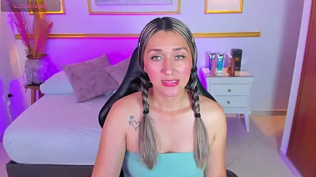 Snapshot of karlyy_ chatting on 4, 11, 2025 karlyy online show from 4, 11, 2025