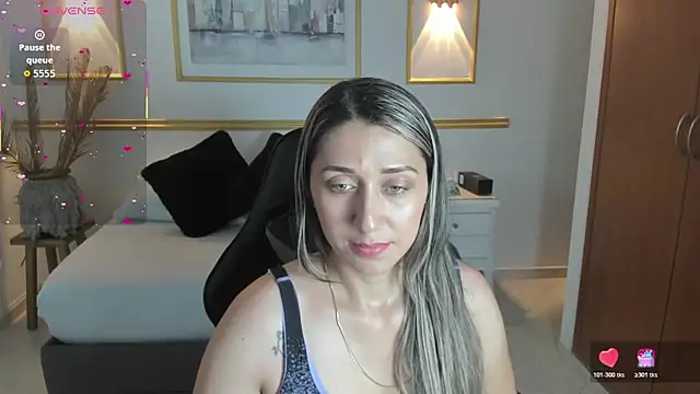 Snapshot of karlyy_ chatting on 1, 12, 2025 karlyy online show from 1, 12, 2025