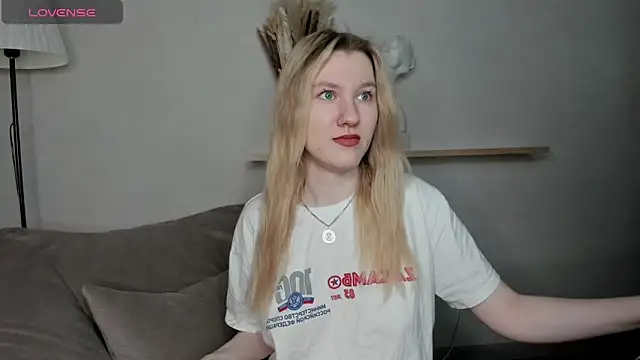 Snapshot of LinaRayy chatting on 2, 12, 2025 LinaRayy online show from 2, 12, 2025