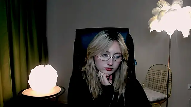 Snapshot of ScarlettScril chatting on 17, 10, 2025 ScarlettScril online show from 17, 10, 2025