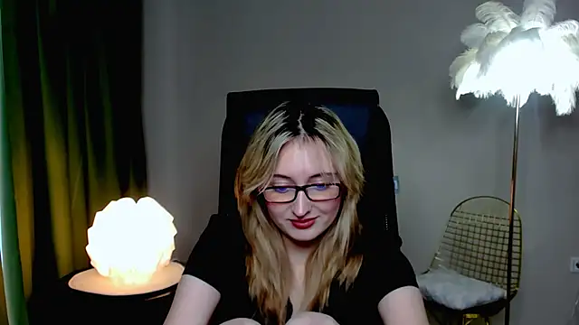 Snapshot of ScarlettScril chatting on 19, 10, 2025 ScarlettScril online show from 19, 10, 2025