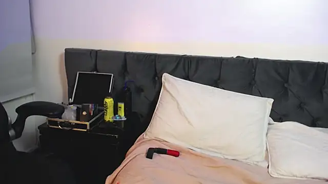 Snapshot of jadeandsamuel chatting on 26, 10, 2025 jadeandsamuel online show from 26, 10, 2025