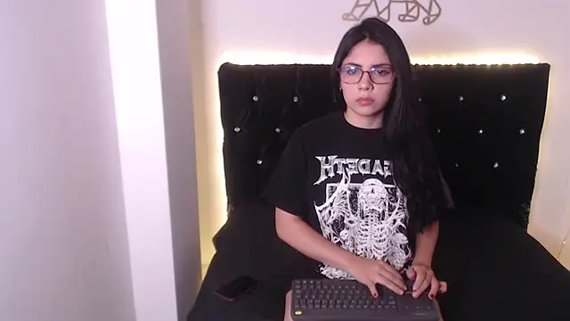 Snapshot of evelyn_kitty_ chatting on 4, 11, 2025 evelyn kitty online show from 4, 11, 2025