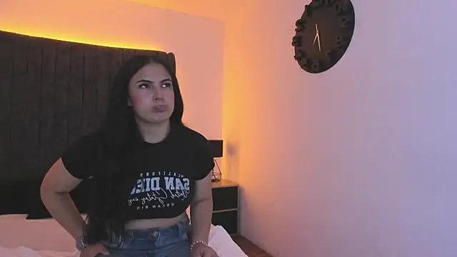 Snapshot of AuraSky_ chatting on 28, 10, 2025 AuraSky online show from 28, 10, 2025