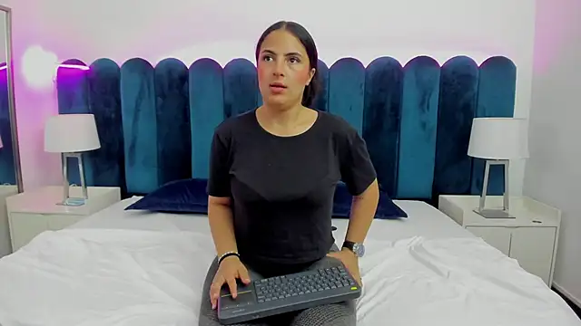 Snapshot of AuraSky_ chatting on 11, 11, 2025 AuraSky online show from 11, 11, 2025