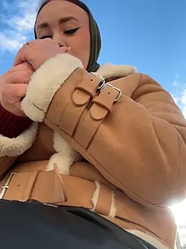 Snapshot of KiraSunshine chatting on 3, 11, 2025 KiraSunshine online show from 3, 11, 2025